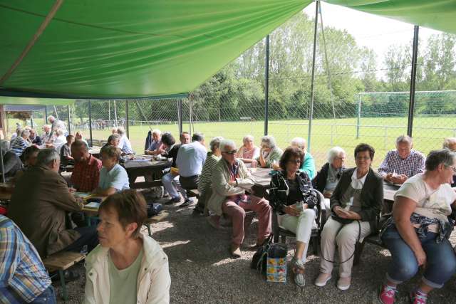 Pfingstgottesdienst auf dem Sportplatz