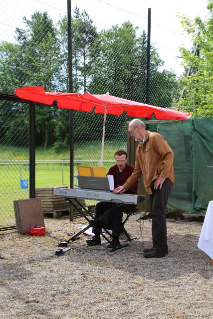 Pfingstgottesdienst auf dem Sportplatz