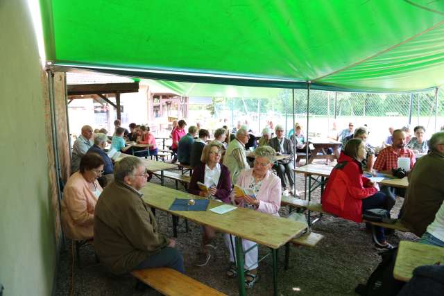 Pfingstgottesdienst auf dem Sportplatz