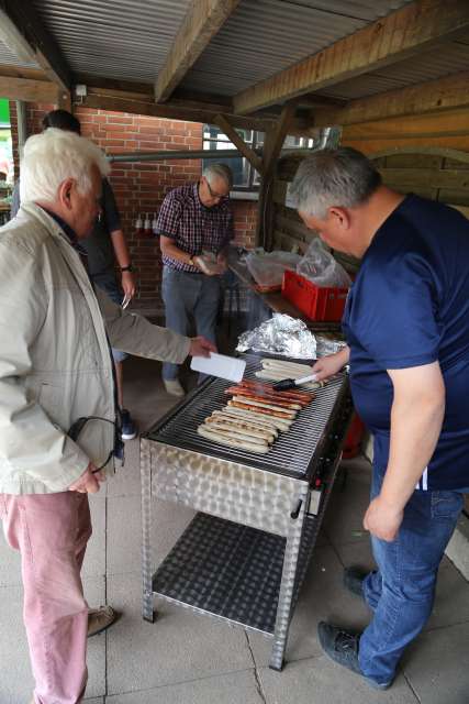 Pfingstgottesdienst auf dem Sportplatz