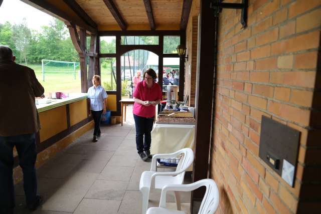 Pfingstgottesdienst auf dem Sportplatz