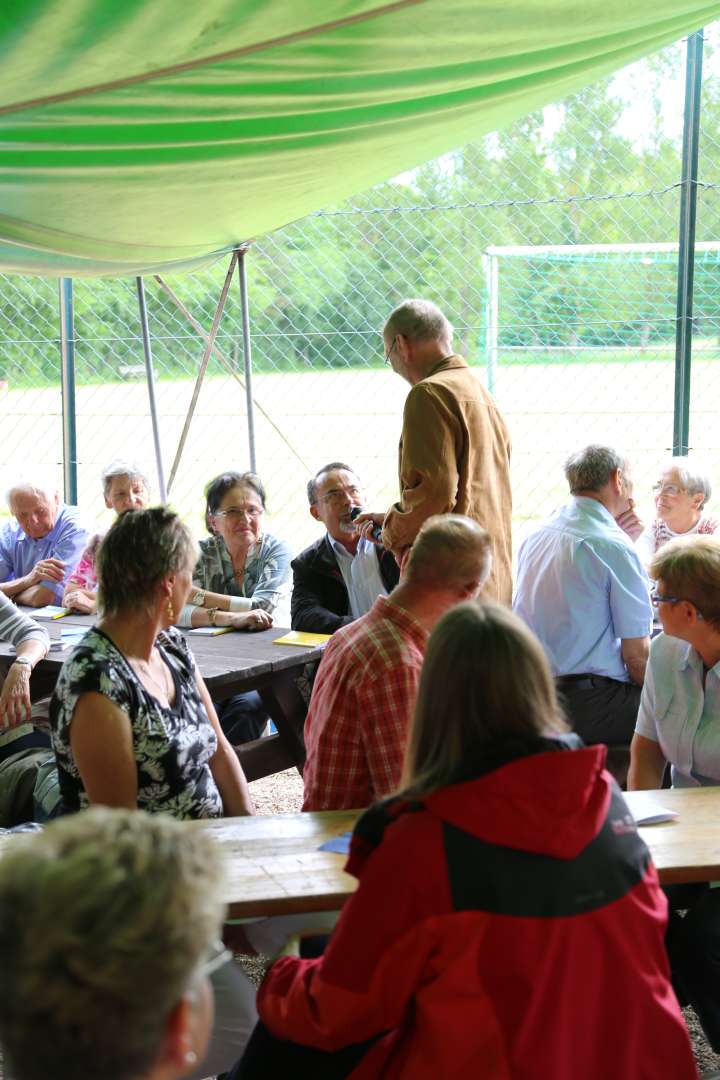 Pfingstgottesdienst auf dem Sportplatz