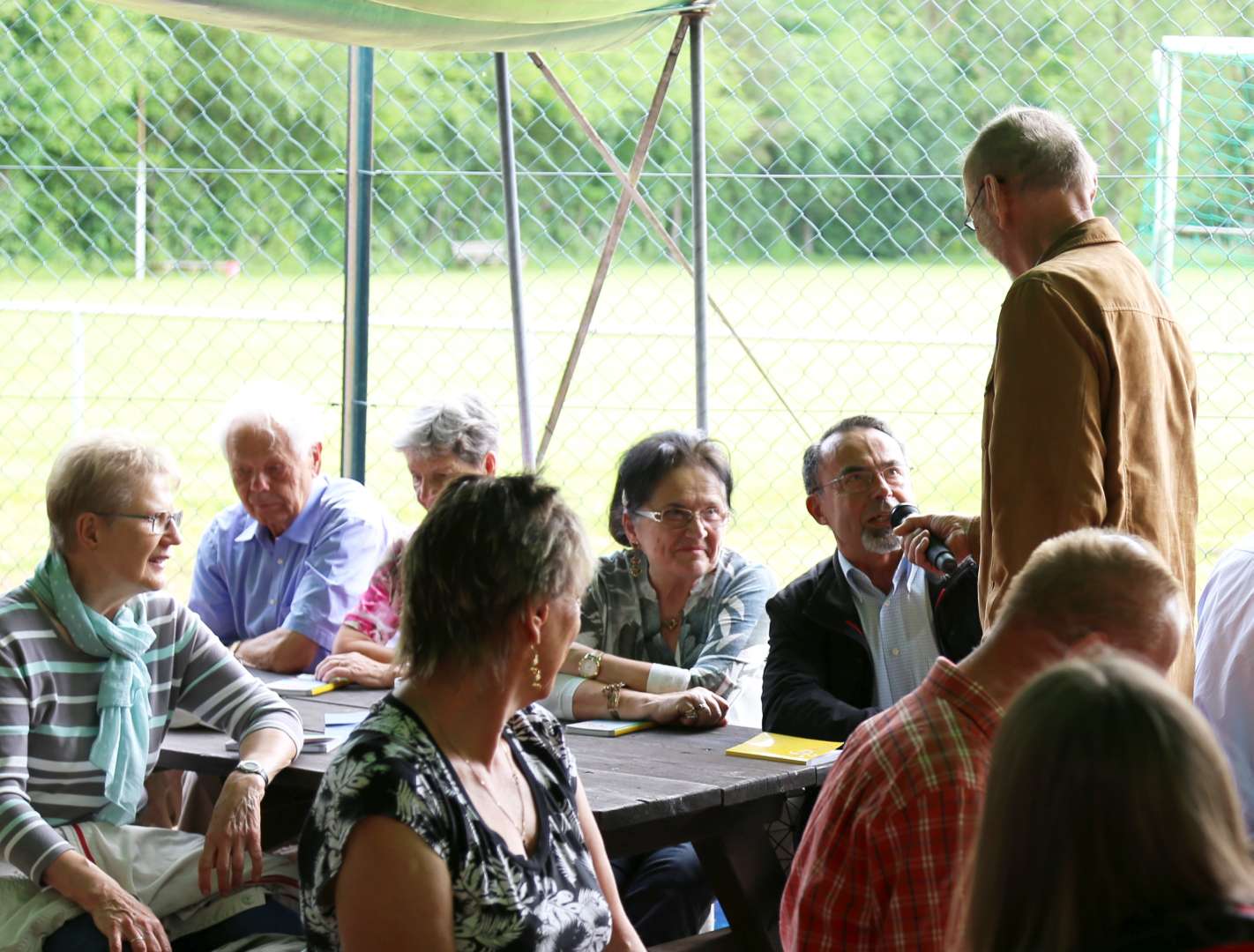 Pfingstgottesdienst auf dem Sportplatz