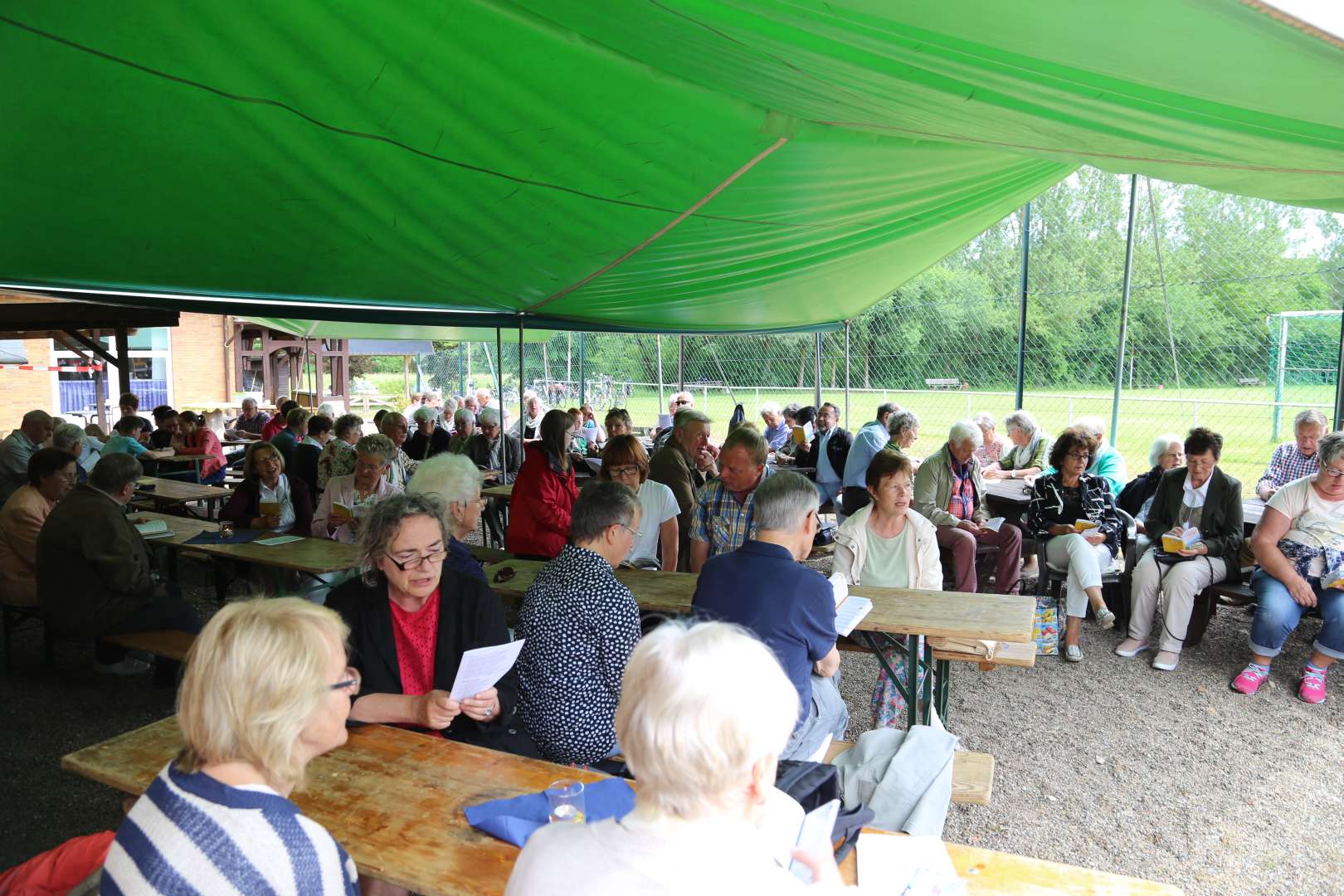 Pfingstgottesdienst auf dem Sportplatz