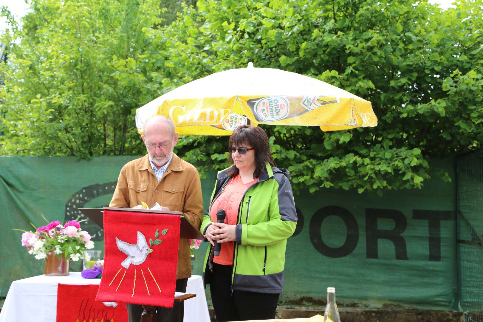 Pfingstgottesdienst auf dem Sportplatz