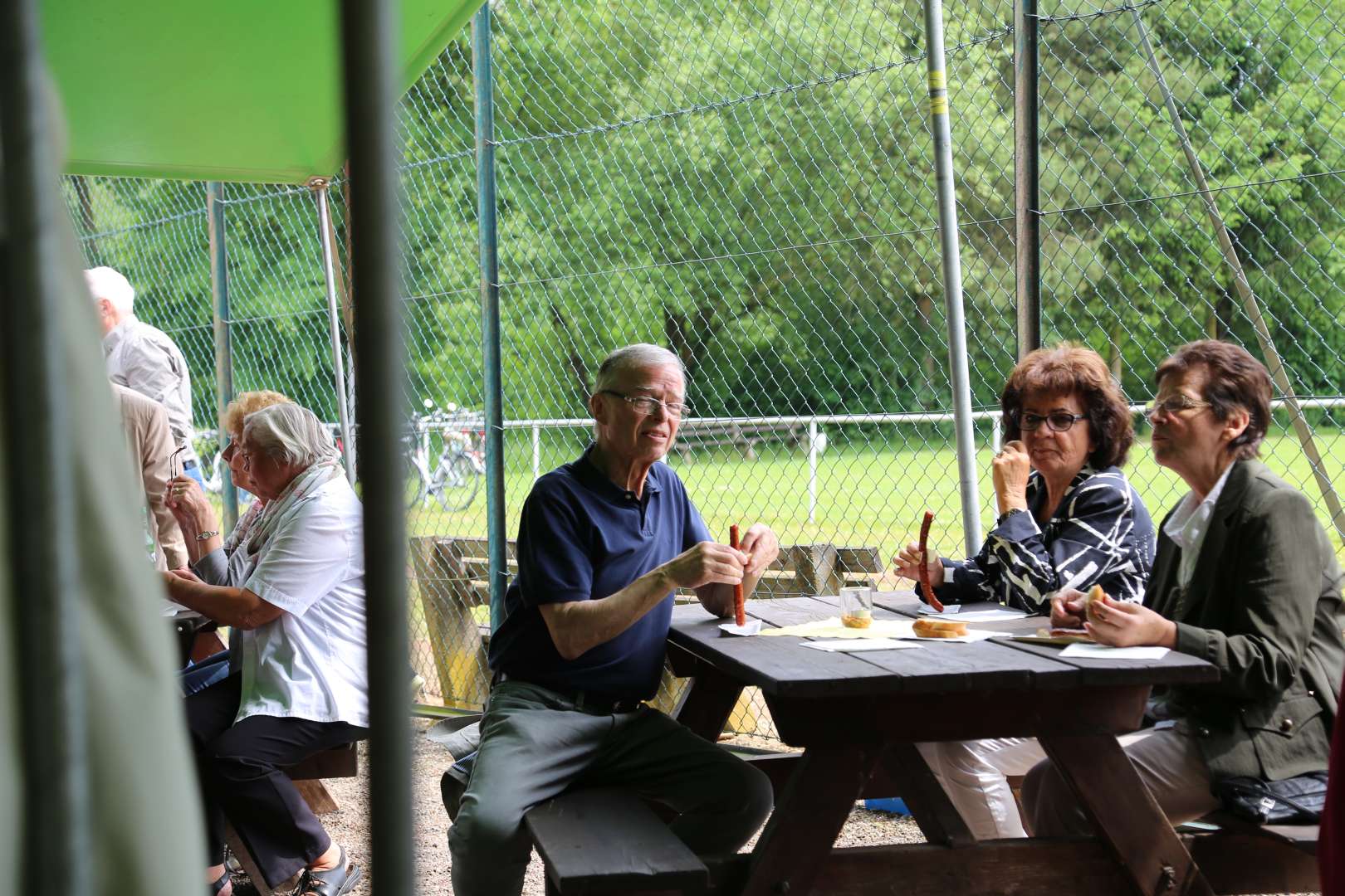 Pfingstgottesdienst auf dem Sportplatz