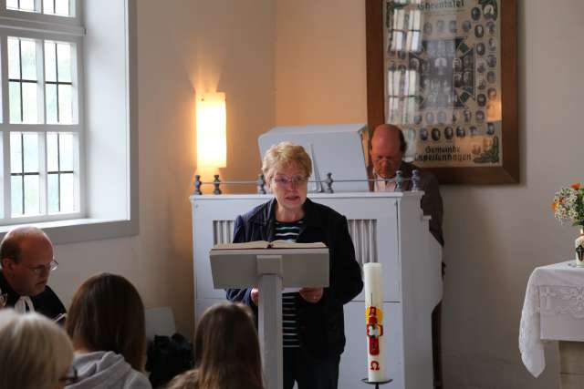 Sommerkirche in Capellenhagen mit Papier schöpfen