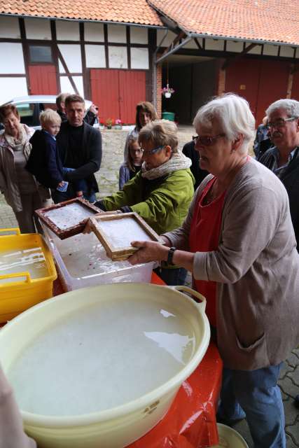 Sommerkirche in Capellenhagen mit Papier schöpfen