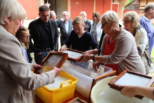 Sommerkirche in Capellenhagen mit Papier schöpfen