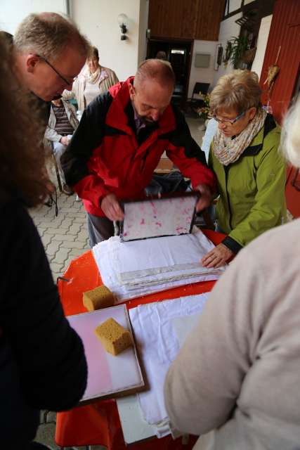 Sommerkirche in Capellenhagen mit Papier schöpfen