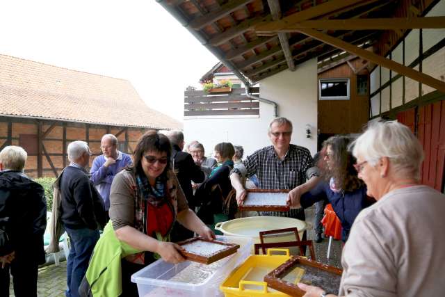 Sommerkirche in Capellenhagen mit Papier schöpfen