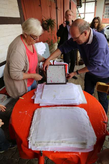 Sommerkirche in Capellenhagen mit Papier schöpfen