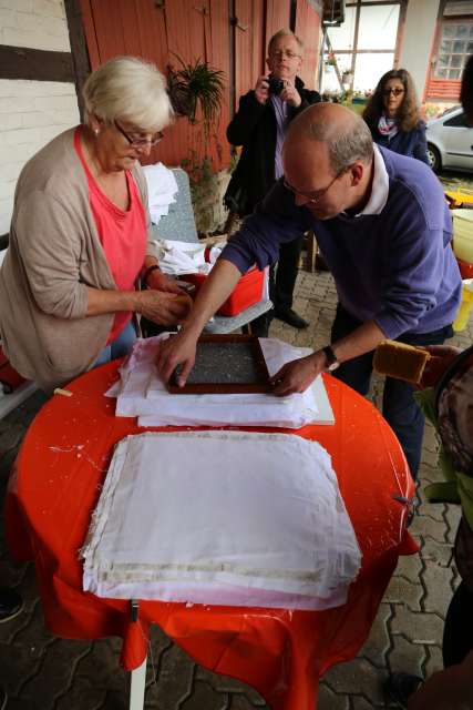 Sommerkirche in Capellenhagen mit Papier schöpfen