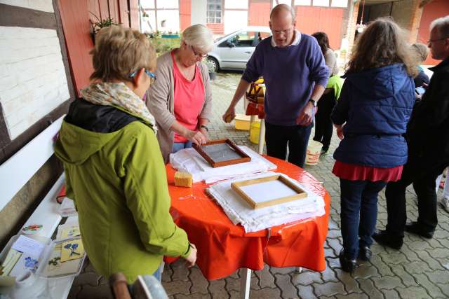 Sommerkirche in Capellenhagen mit Papier schöpfen