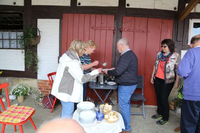 Sommerkirche in Capellenhagen mit Papier schöpfen