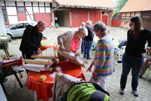 Sommerkirche in Capellenhagen mit Papier schöpfen