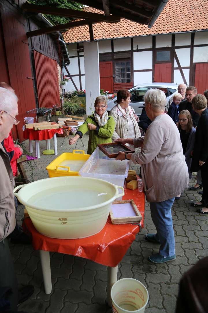 Sommerkirche in Capellenhagen mit Papier schöpfen