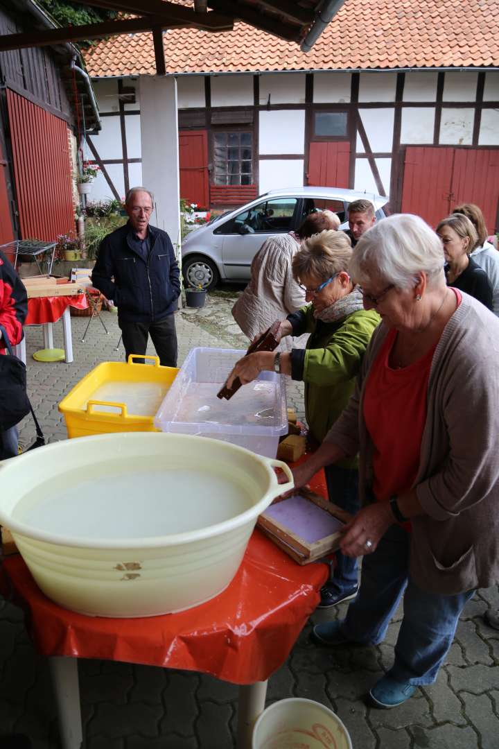 Sommerkirche in Capellenhagen mit Papier schöpfen