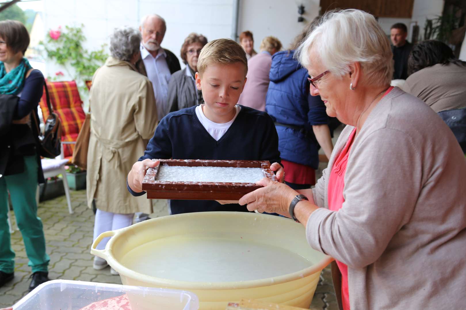 Sommerkirche in Capellenhagen mit Papier schöpfen