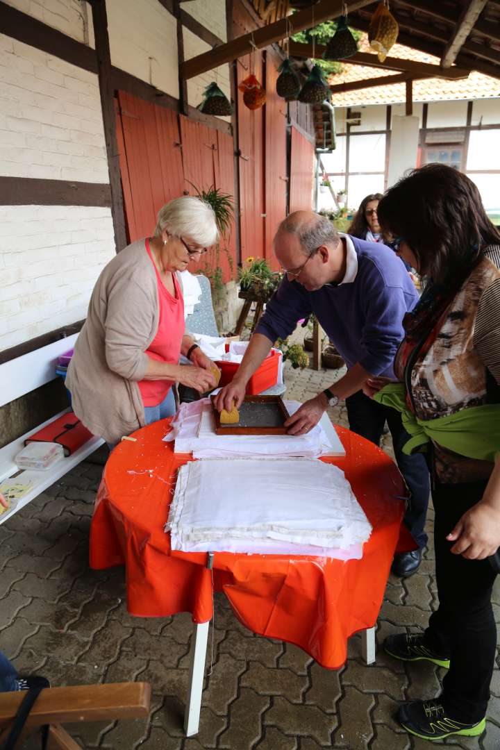 Sommerkirche in Capellenhagen mit Papier schöpfen