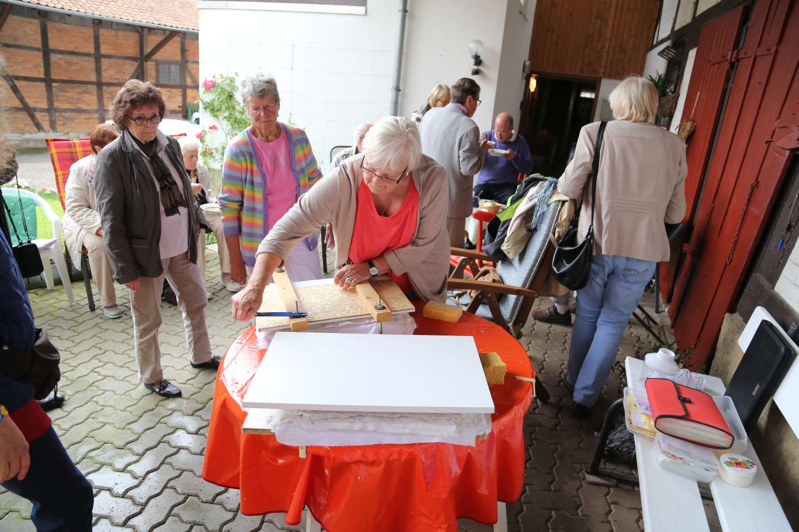 Sommerkirche in Capellenhagen mit Papier schöpfen