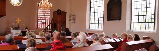 Sommerkirche mit Bügelbrett, Tinte und Feder in Weenzen