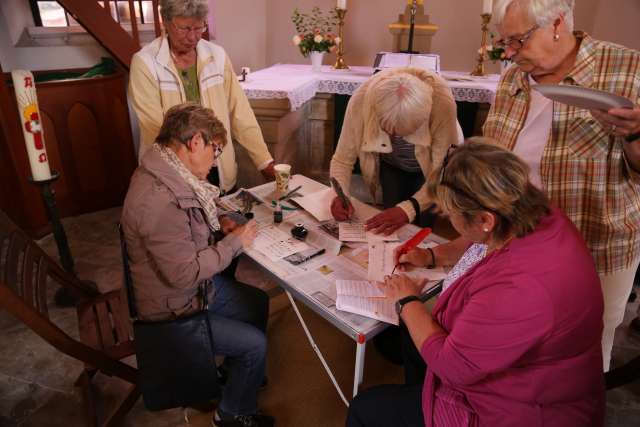 Sommerkirche mit Bügelbrett, Tinte und Feder in Weenzen