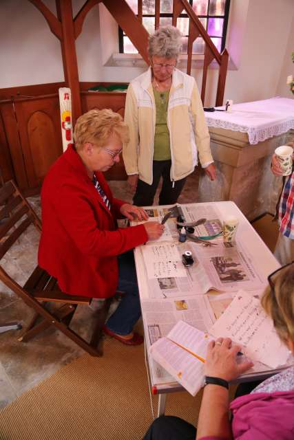 Sommerkirche mit Bügelbrett, Tinte und Feder in Weenzen