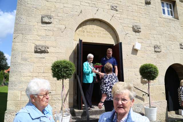 Ikone mit Klara von Assisi im Festgottesdienst in der St. Franziskuskirche gestiftet