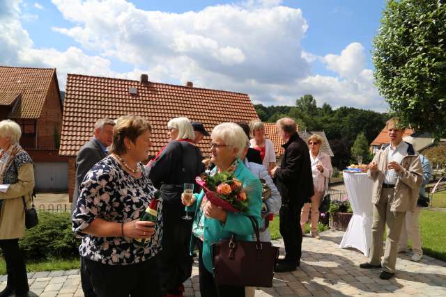 Ikone mit Klara von Assisi im Festgottesdienst in der St. Franziskuskirche gestiftet