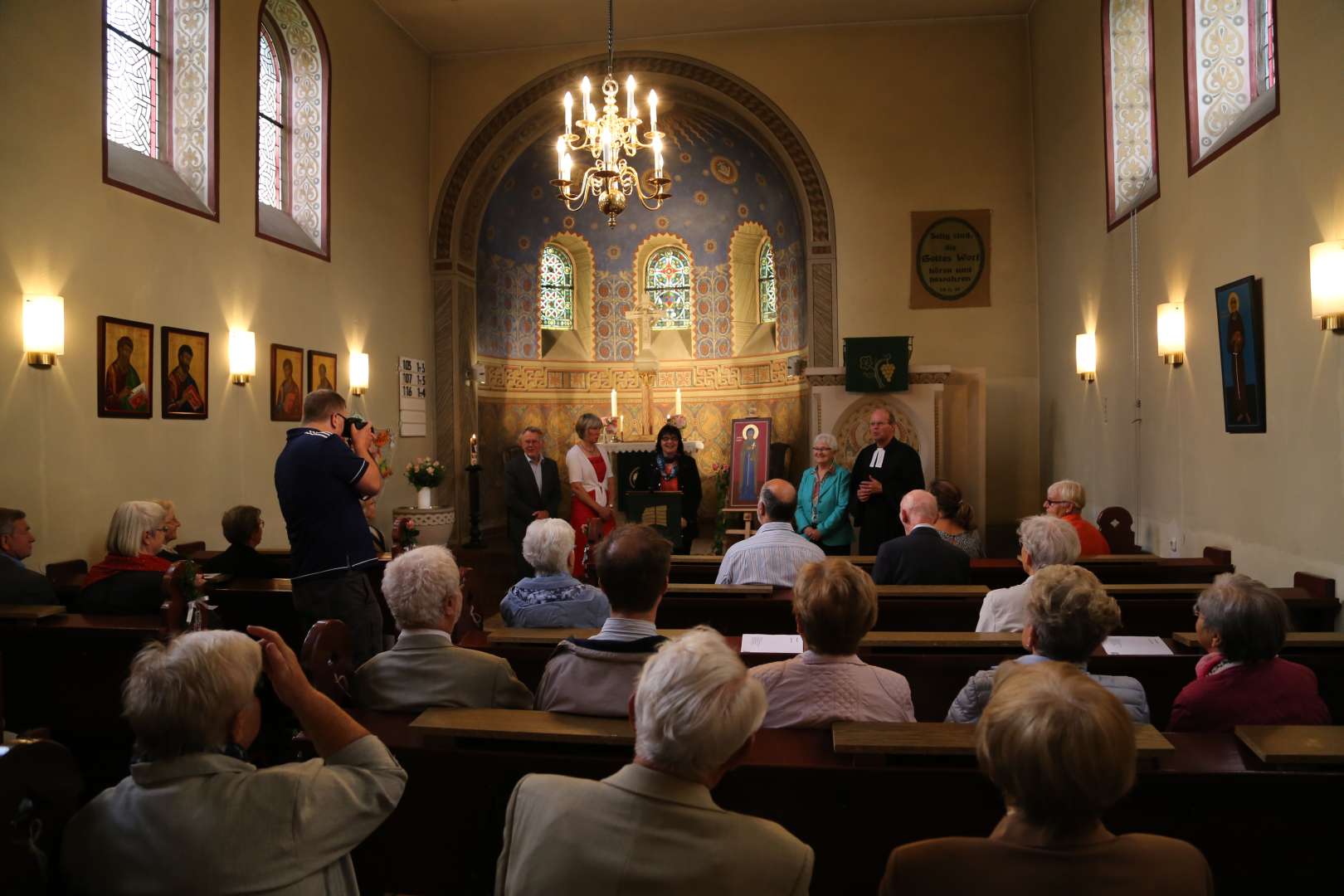 Ikone mit Klara von Assisi im Festgottesdienst in der St. Franziskuskirche gestiftet