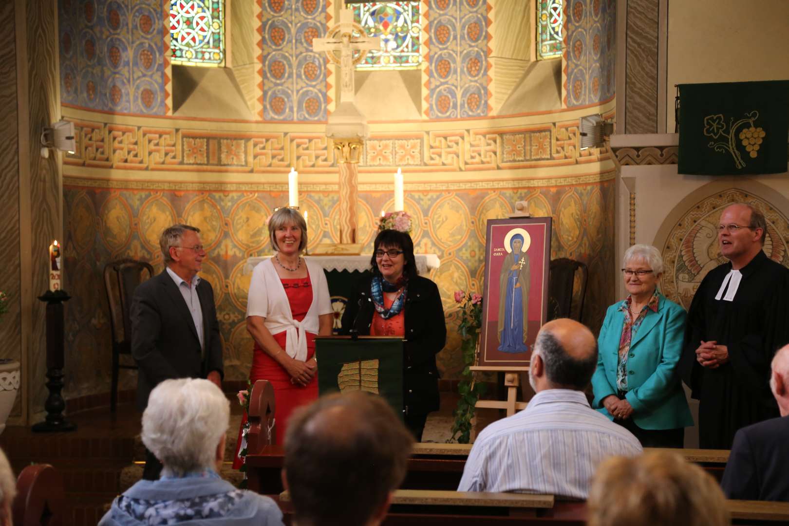 Ikone mit Klara von Assisi im Festgottesdienst in der St. Franziskuskirche gestiftet