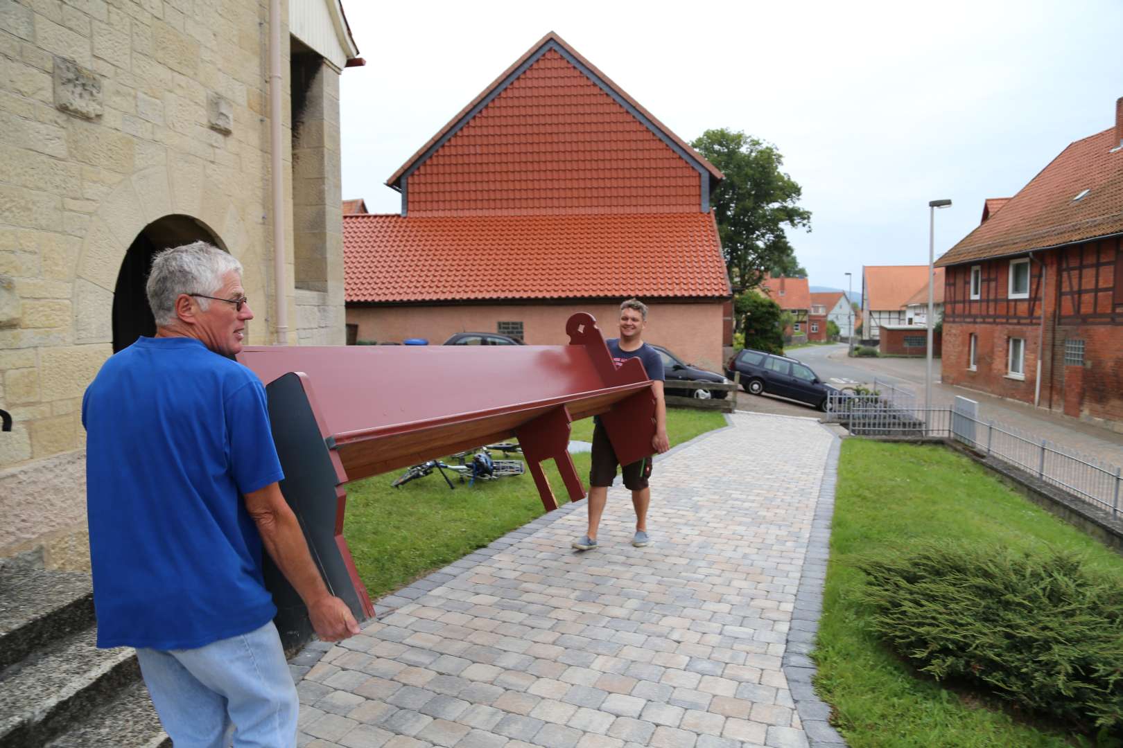 Tag 5: Dank vieler Helfer: Kirchenbänke in weniger als 30 Minuten aus der Kirche herausgetragen.