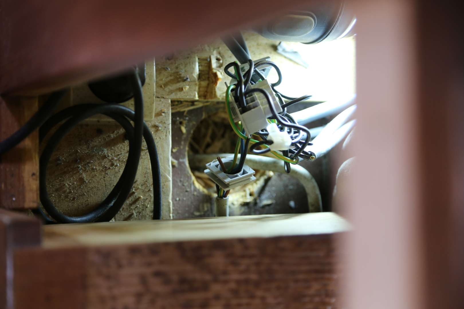 Tag 91: Glattputz auf die Kabelkanäle auf der Empore, Beginnn Reinigung des Gerüstes