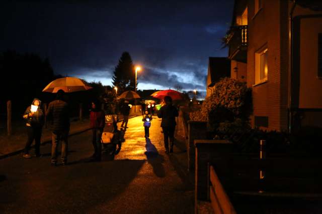 Martinsandacht mit Laternenumzug und Regenschirm