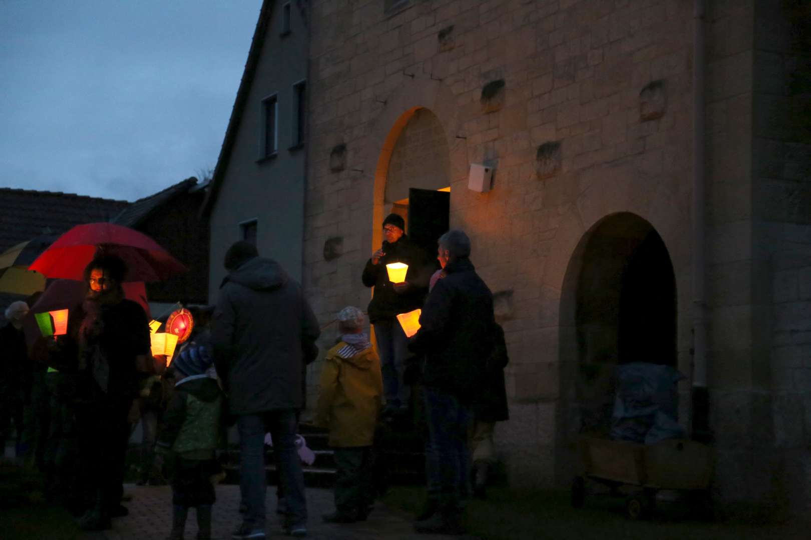 Martinsandacht mit Laternenumzug und Regenschirm