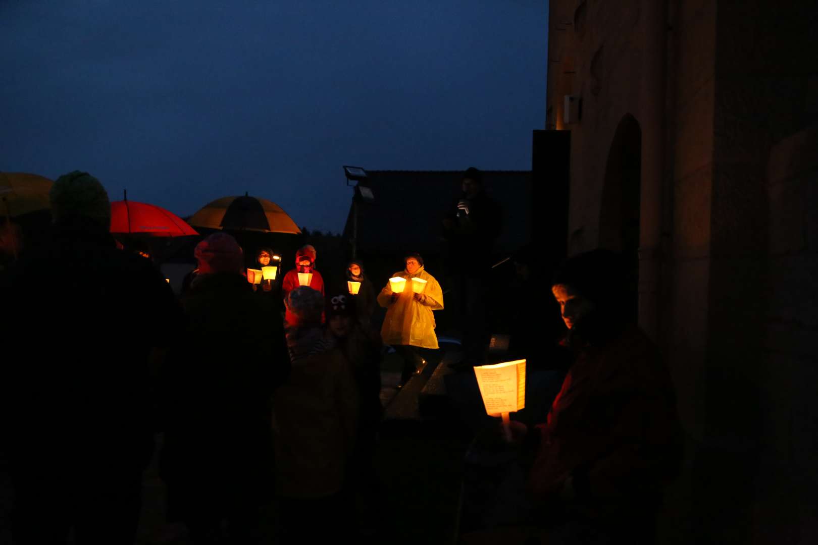 Martinsandacht mit Laternenumzug und Regenschirm