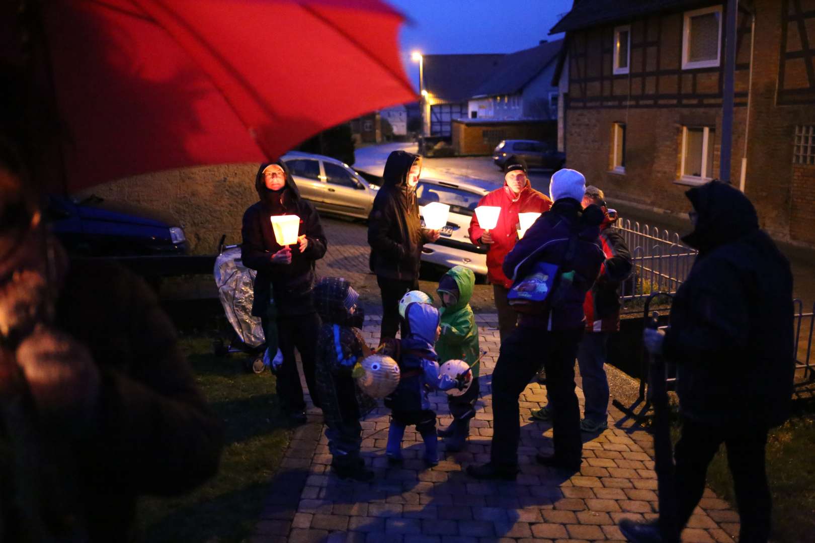 Martinsandacht mit Laternenumzug und Regenschirm