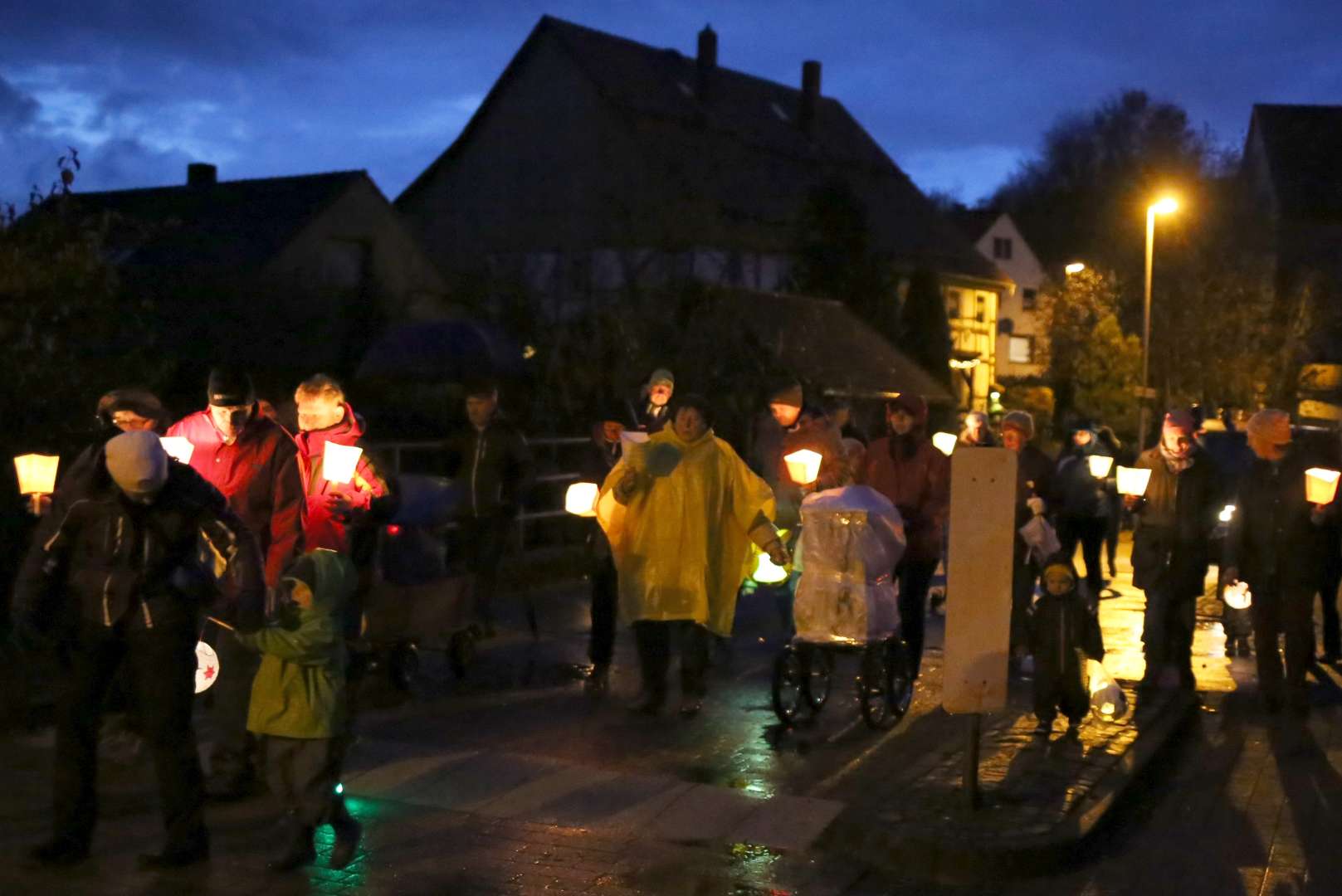 Martinsandacht mit Laternenumzug und Regenschirm