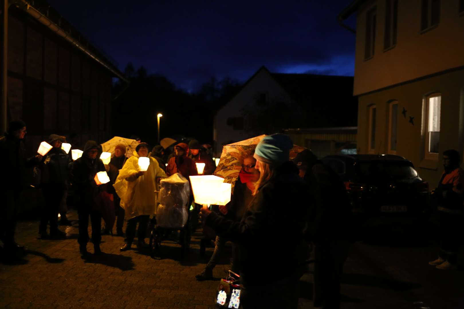 Martinsandacht mit Laternenumzug und Regenschirm