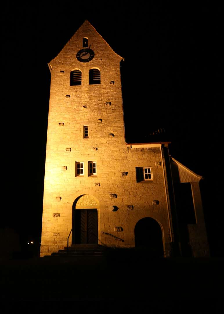 Tag 123: Am Nikolaustag wird die St. Franziskuskirche wieder angestrahlt.