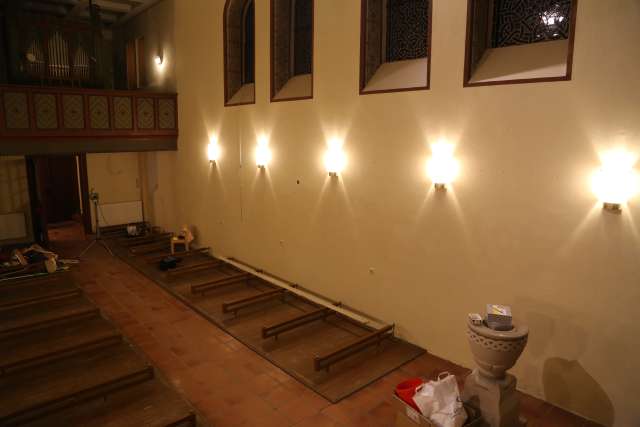 Tag 131: Lampenschirme an den Lampen an Seitenwänden angebracht.
