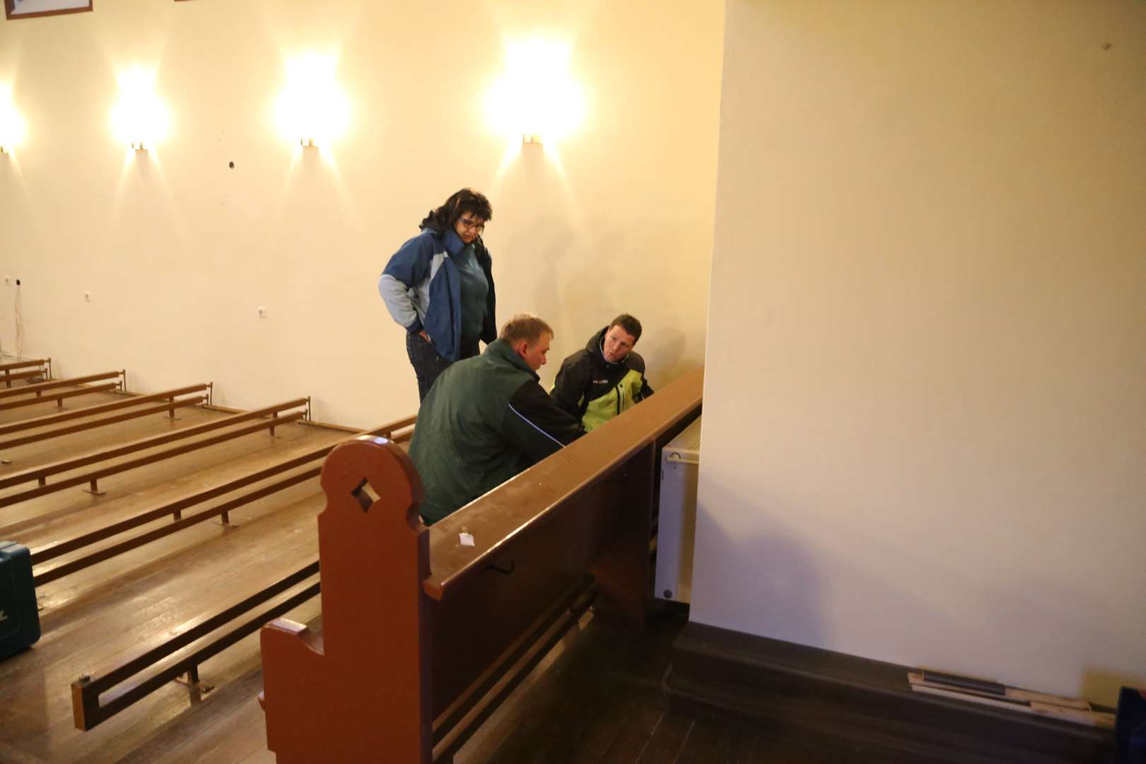 Tag 133: Viele Helfer tragen die Bänke zurück in die St. Franziskuskirche