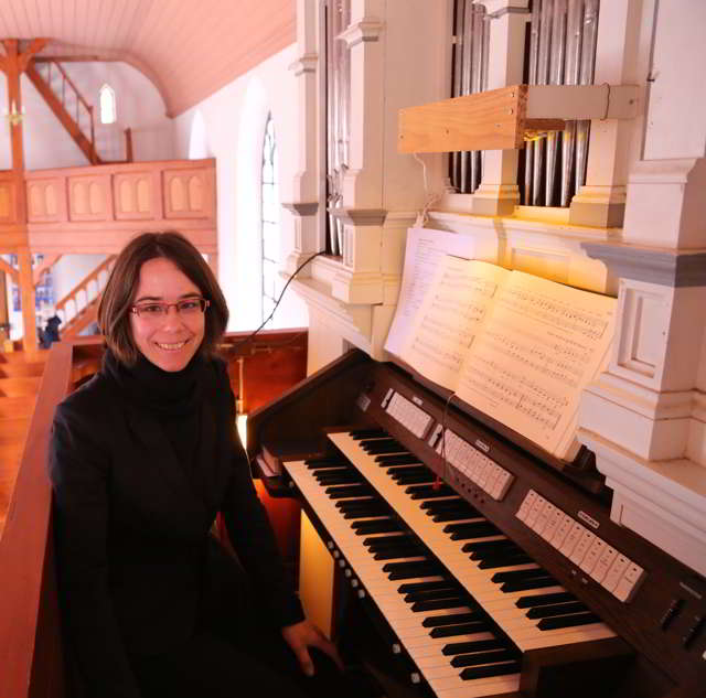 Pastorin und Organistin Anke Best spielt in der St. Maternuskapelle