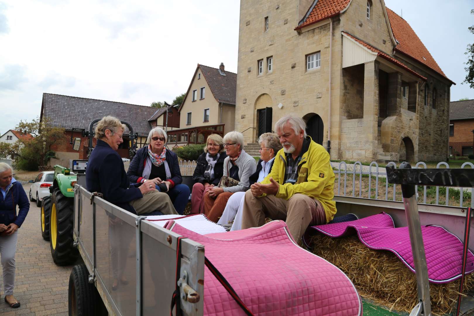 Visitation: Rundgang mit Trecker und Wagen