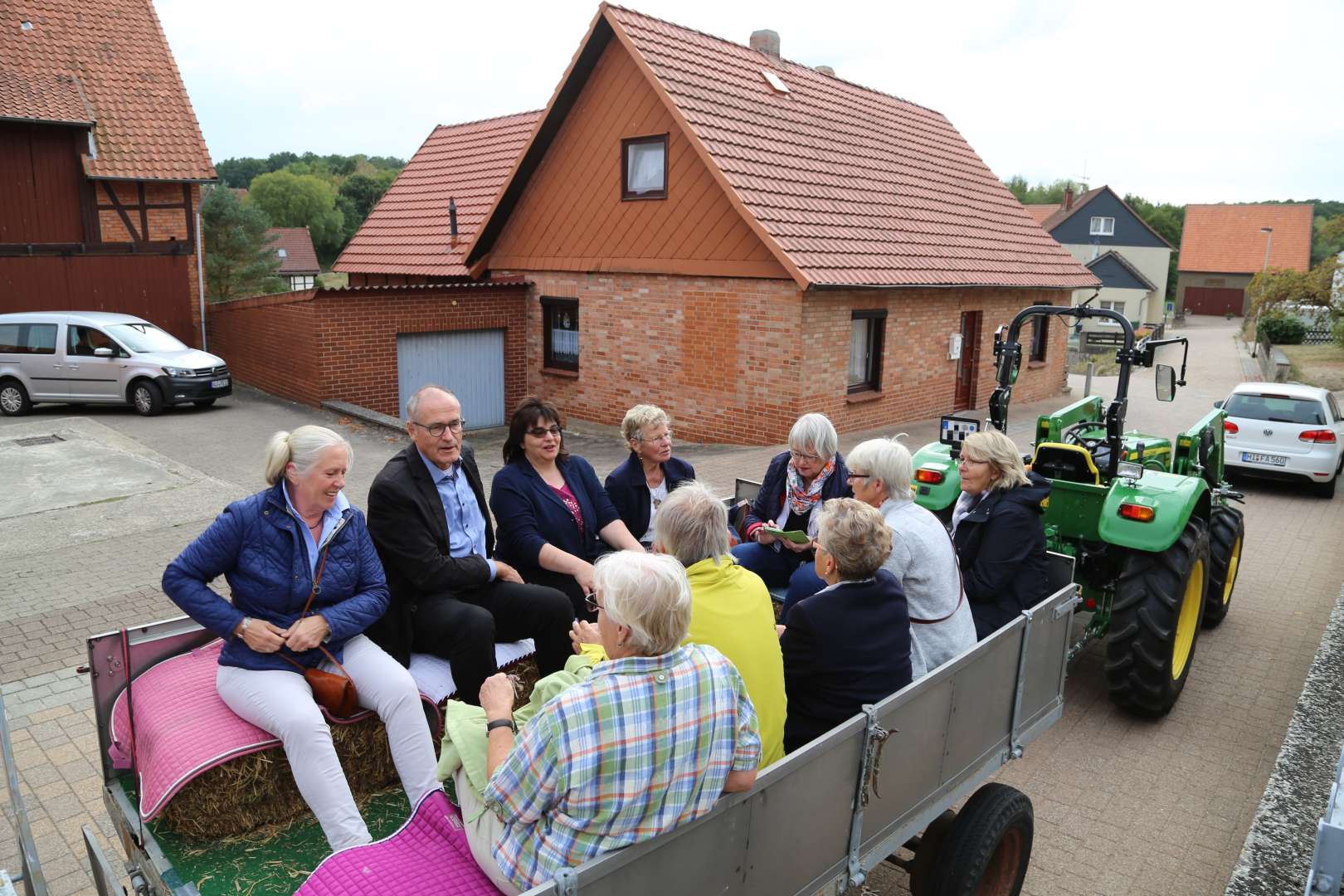 Visitation: Rundgang mit Trecker und Wagen