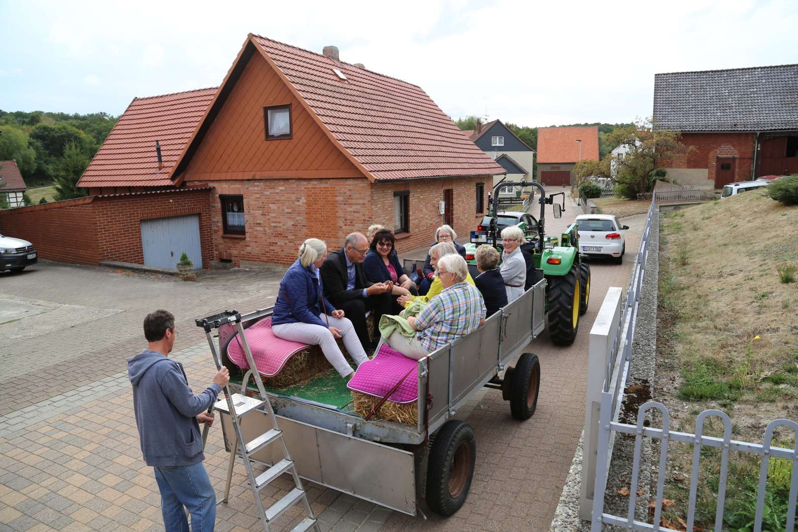 Visitation: Rundgang mit Trecker und Wagen