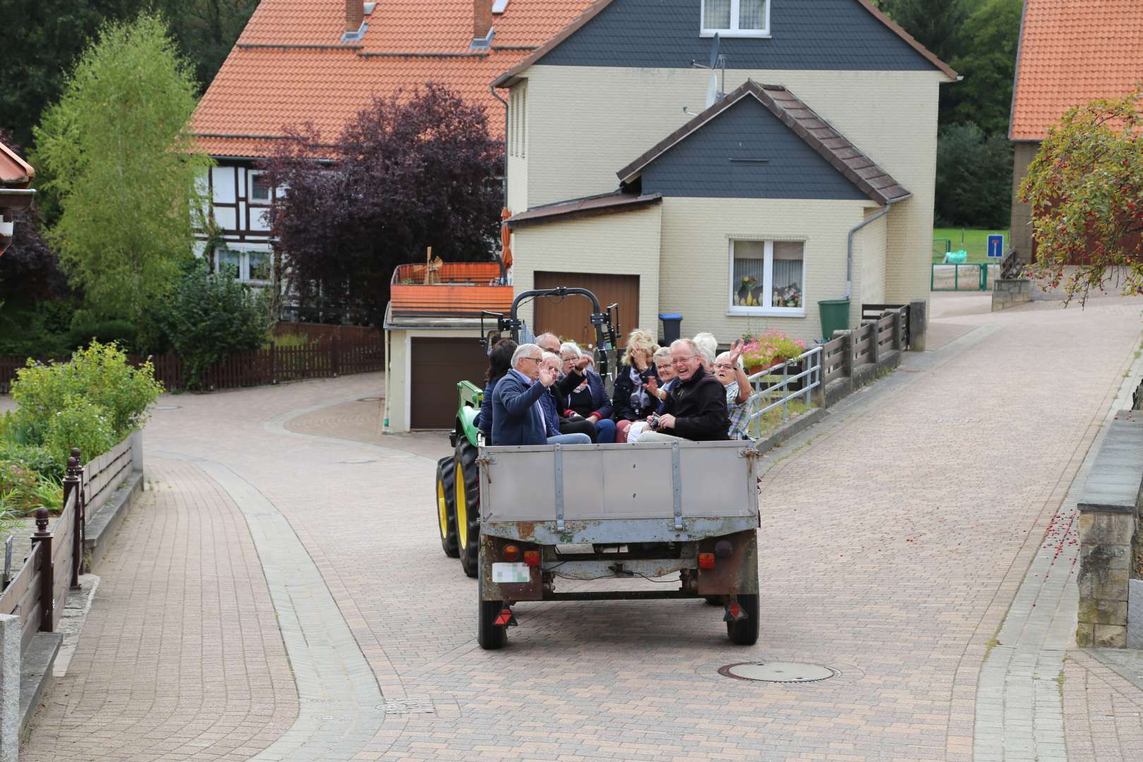 Visitation: Rundgang mit Trecker und Wagen