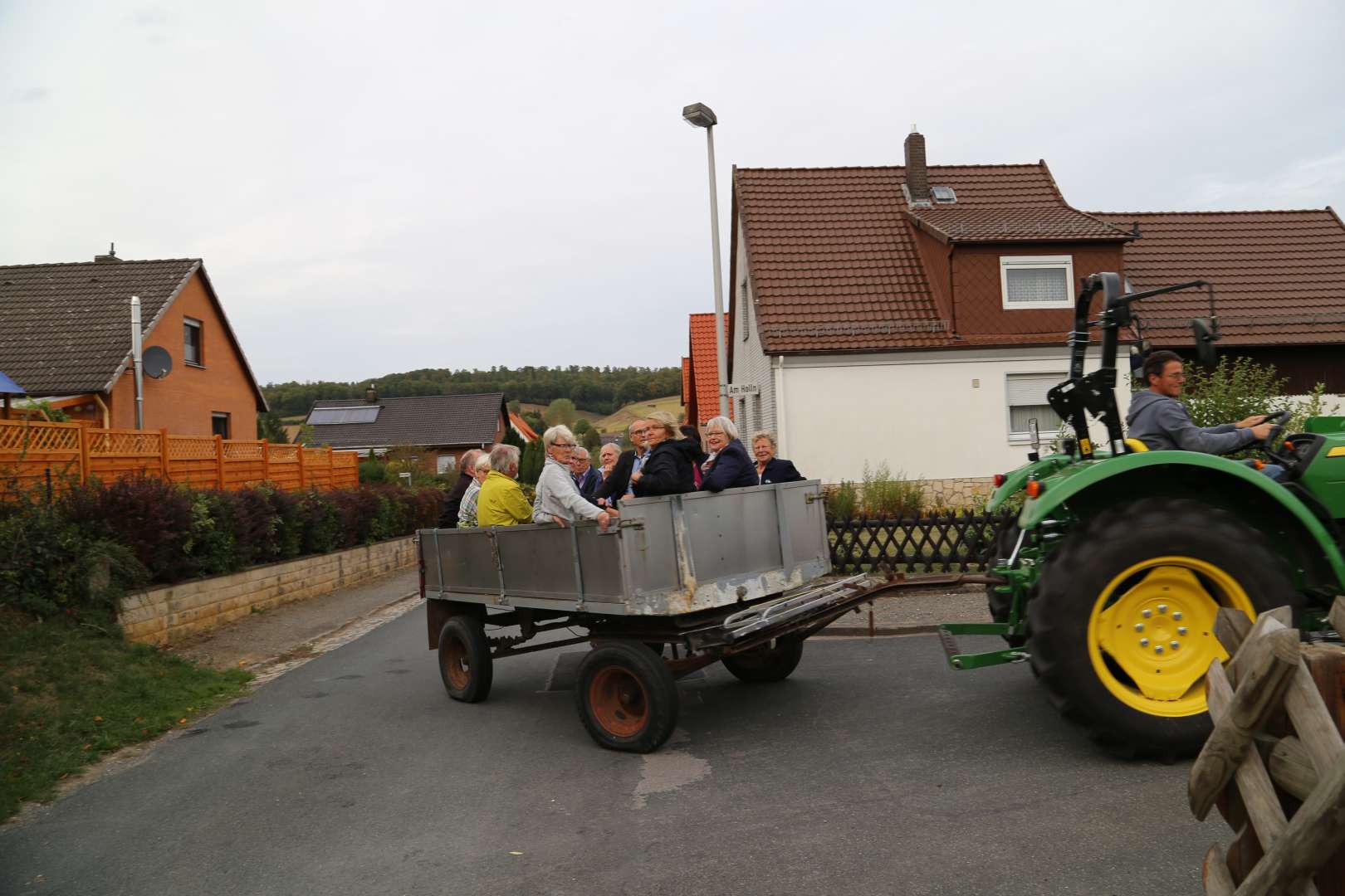 Visitation: Rundgang mit Trecker und Wagen