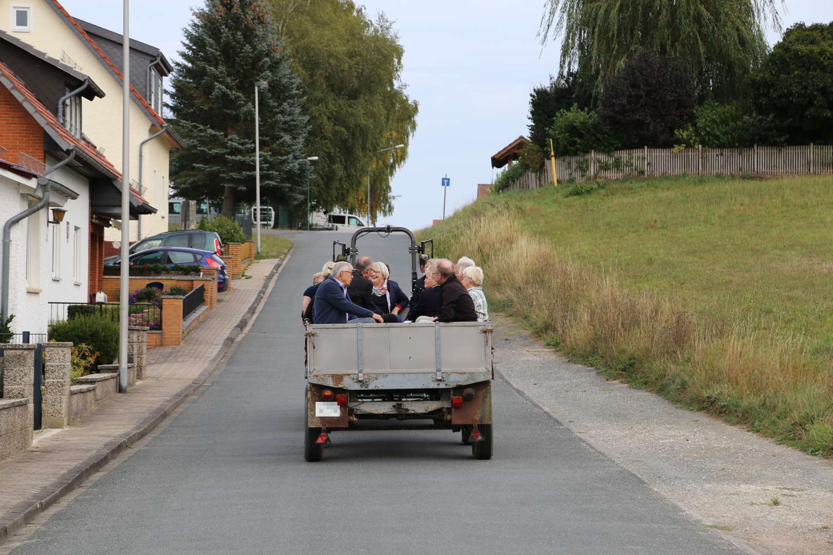 Visitation: Rundgang mit Trecker und Wagen